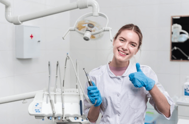 biossegurança em odontologia mulher luvas
