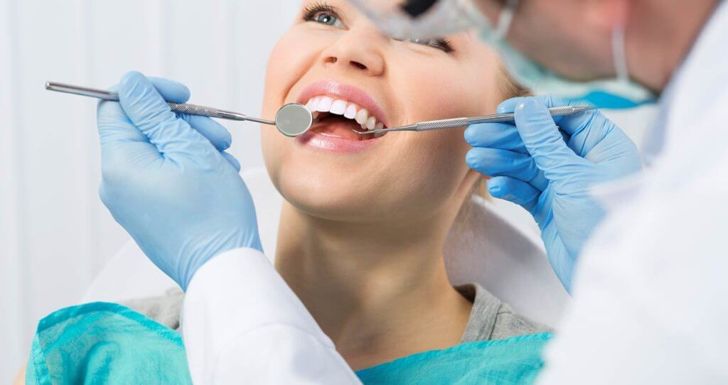 dentistica paciente em uma consulta odontologica 