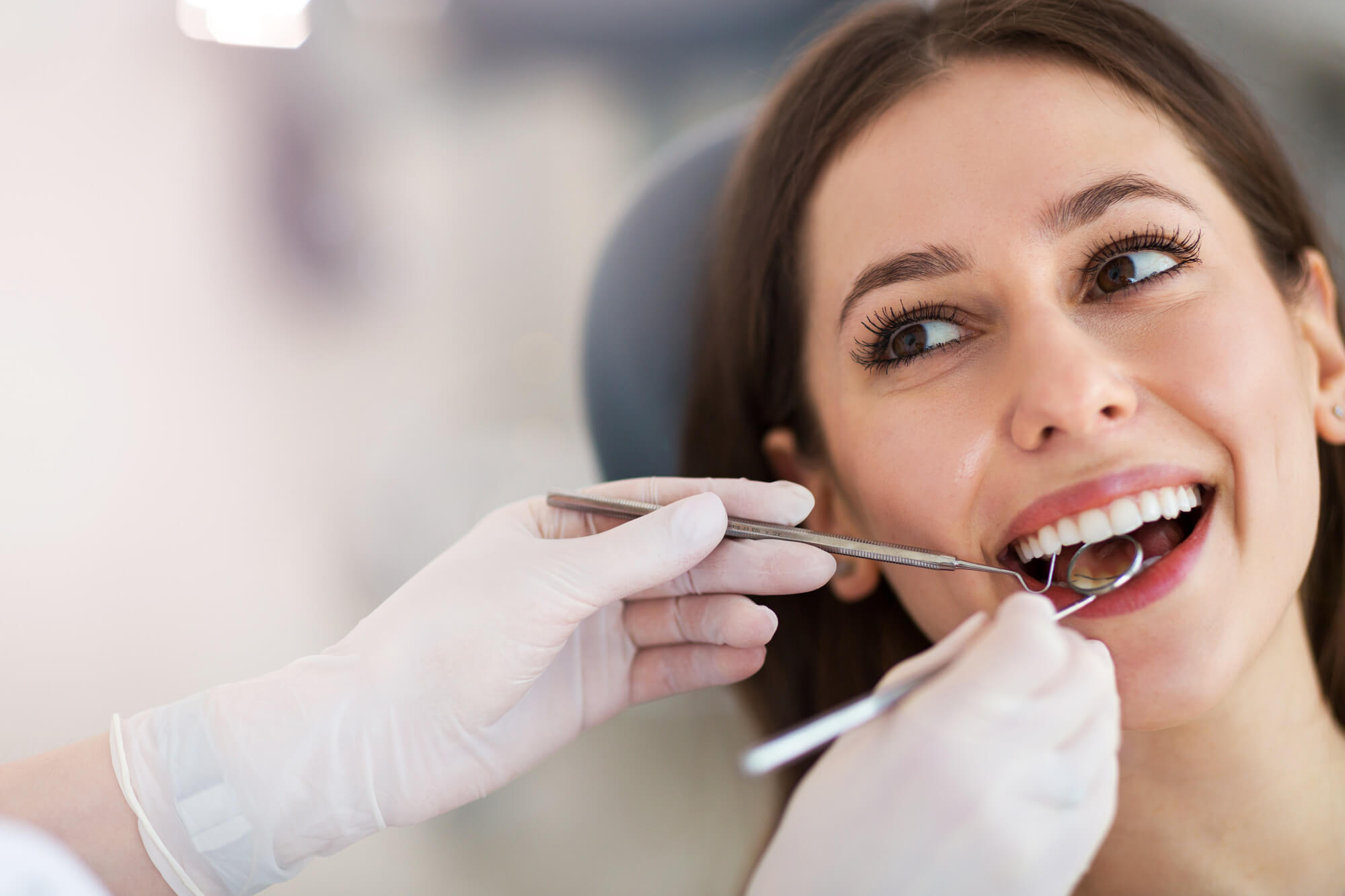 dentistica sorirndo no procedimento odontologico 
