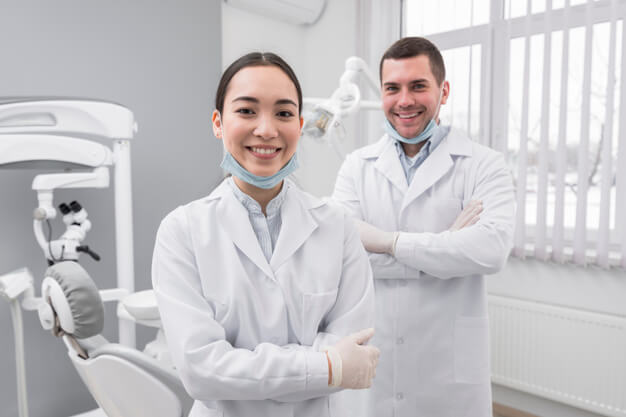 laser na odontologia dentistas sorrindo