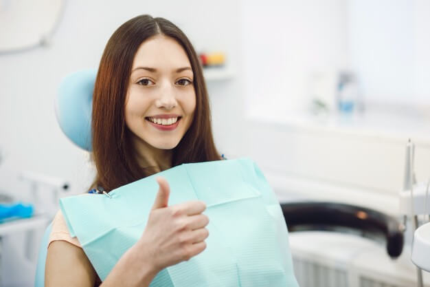 laser na odontologia paciente sorrindo na odontologia