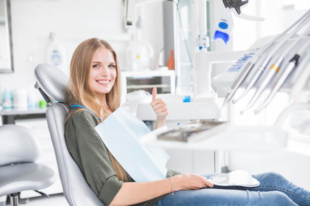 laser na odontologia paciente sorrindo no consultorio odontologico