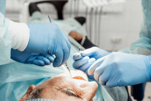 odontogeriatria idosa em um procedimento odontologico