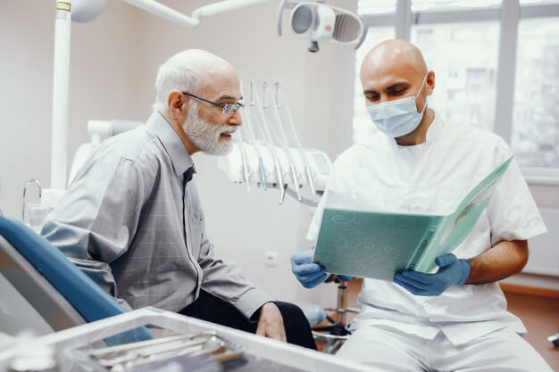 odontogeriatria-paciente-idoso-sendo-atendido-pelo-dentista