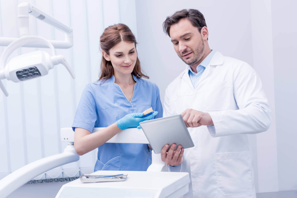 tabela de preço odontologia particular dentista conversando com a assistente 