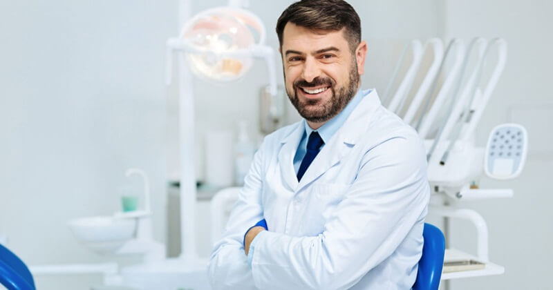 tabela de preço odontologia particular dentista sorrindo no consultorio