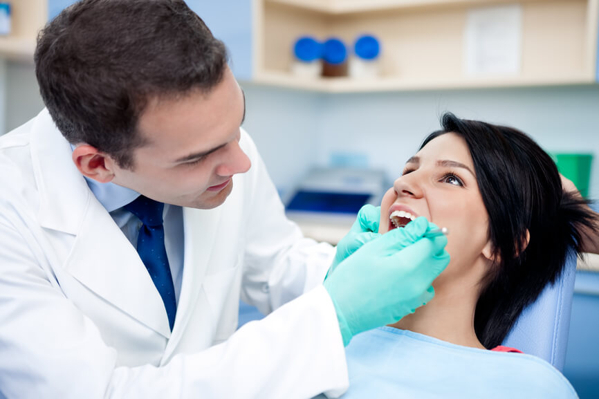 Estomatologia dentista atendendo paciente