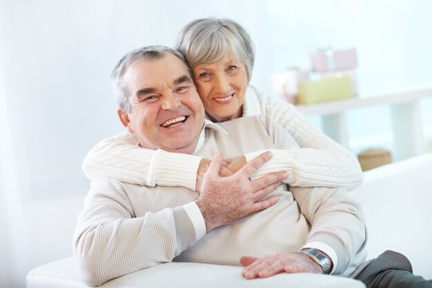 aposentadoria especial dentista casal de idosos felizes abrançando