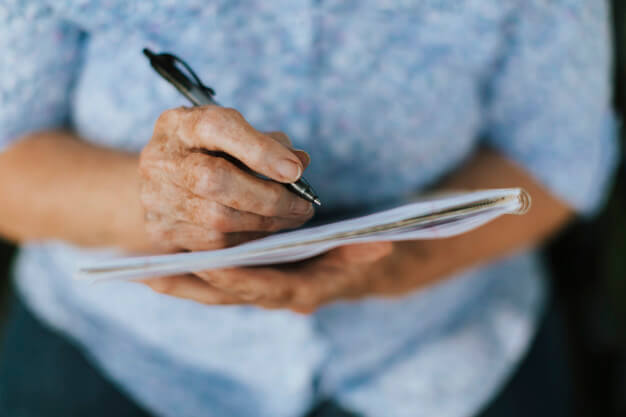 aposentadoria especial dentista pessoa idosa escrevendo em um caderno