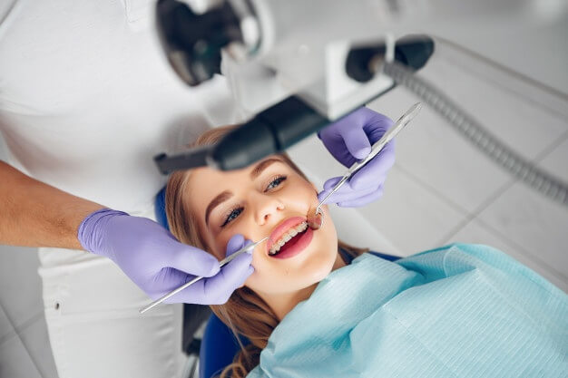 carimbo de dentista profissional realizando atendimento na paciente