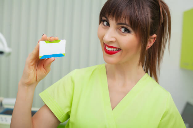cartão de visita de dentista mulher segurando cartão visita