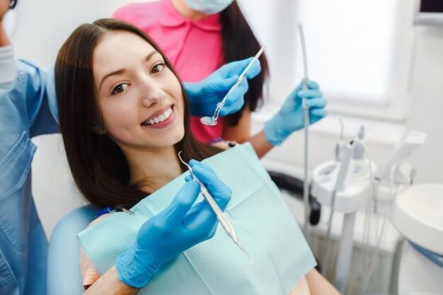 decoração de consultorio odontologico paciente sorrindo na sala do dentista