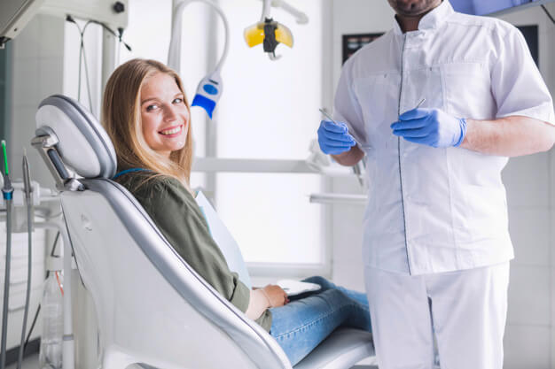 decoração de consultorio paciente sorrindo no dentistaodontologico pa