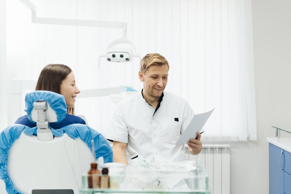 dentista mostrando recibo odontologico 