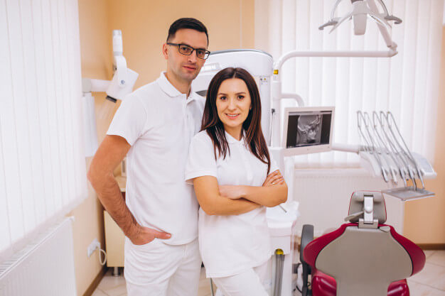 dentista organizado dentistas homem e mulher sorrindo