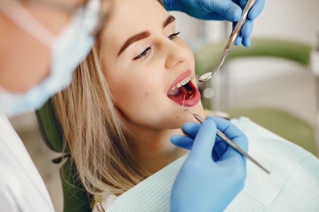 dentista organizado mulher em atendimento odontologico