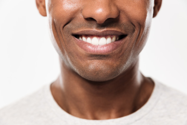 excelencia no atendimento paciente homem negro sorrindo