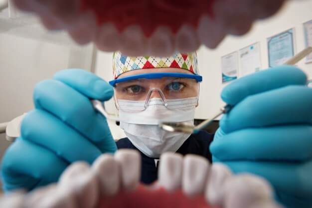 patologia oral dentista analisando um prototipo de boca
