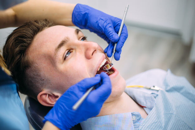 patologia oral homem em meio a um atendimento odontologico
