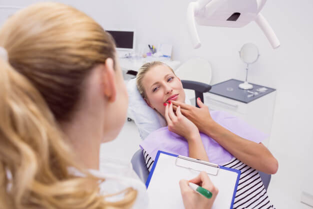 patologia oral mulher com dor na sala do dentista