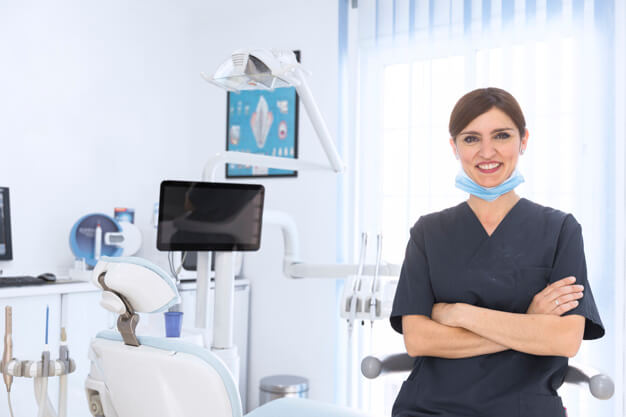 sala de espera consultorio odontologico dentista feliz na clinica