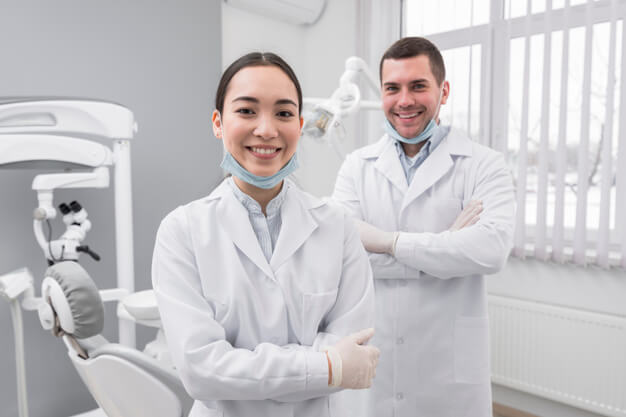 sala de espera consultorio odontologico dentista feliz no consultorio