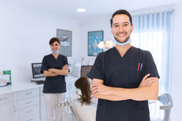 sala de espero consultorio odontologico dentistas sorrindo em clinica odontologico 