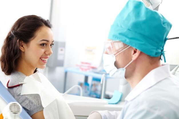 CRO dentista conversando com paciente