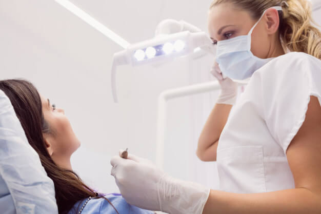 comercial de odontologia dentista atendendo paciente