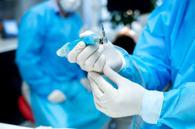 comercial de odontologia dentista se preparando para realizar procedimento