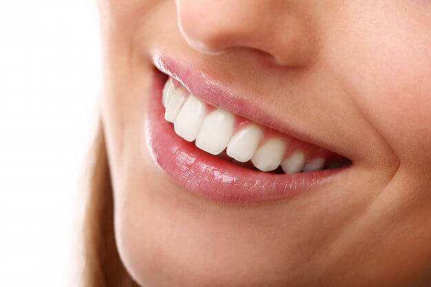 comercial de odontologia mulher com sorriso bonito