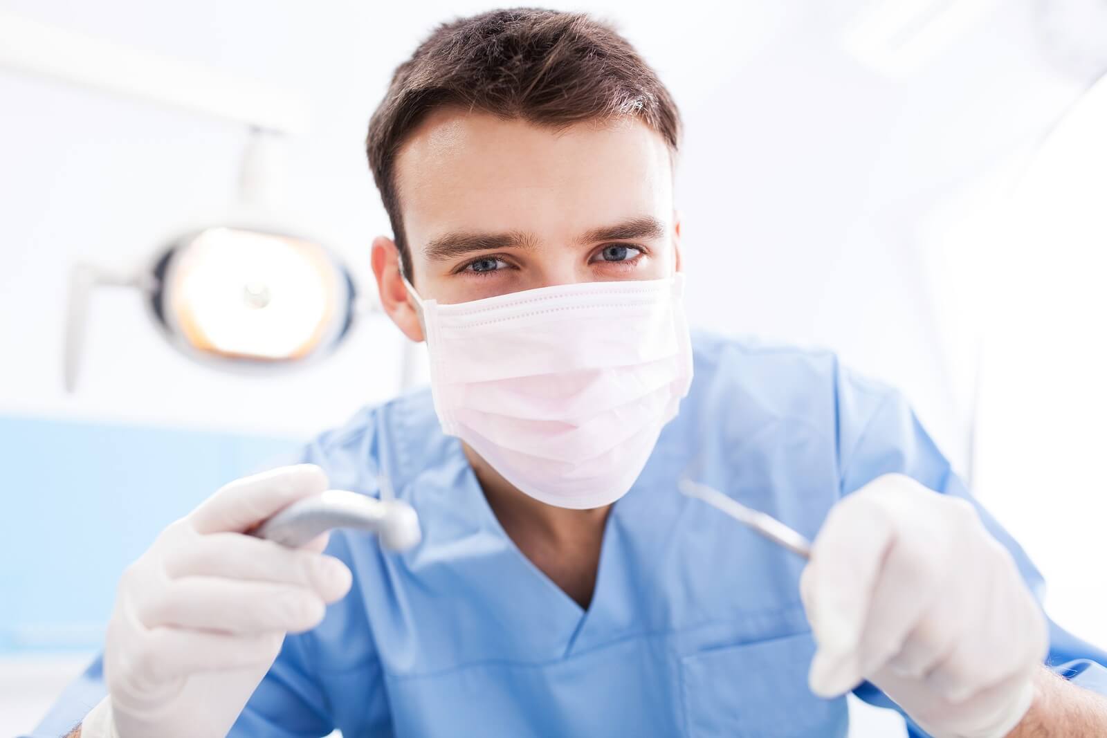 home care odontológico dentista segurando equipamentos odontologicos