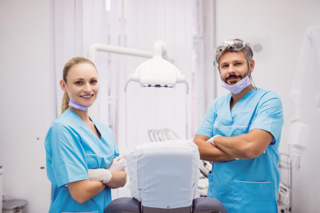 sedação consciente dentistas sorrindo com os braços cruzados