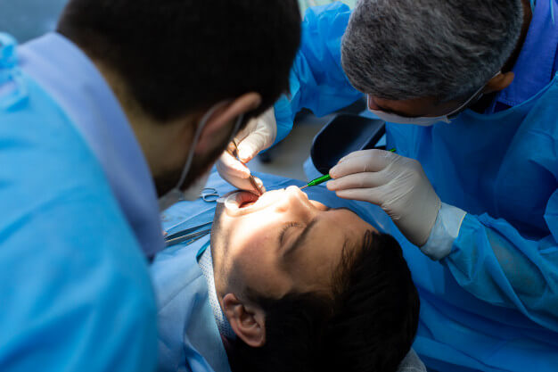 dentistas fazendo a cirurgia guiada
