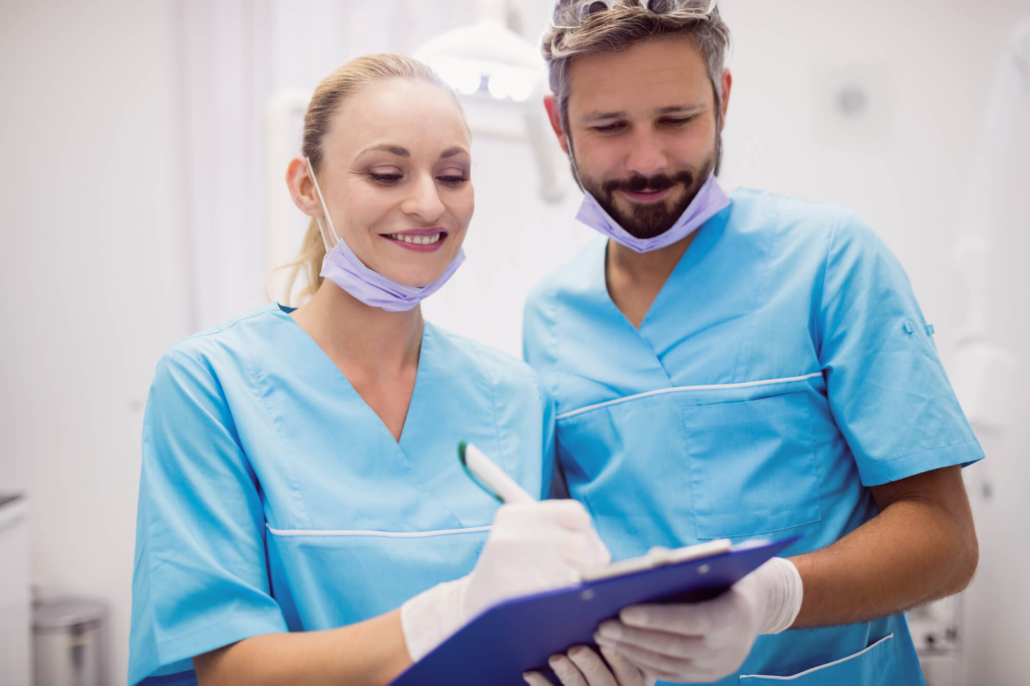 dentista ensinando estudante de odontologia