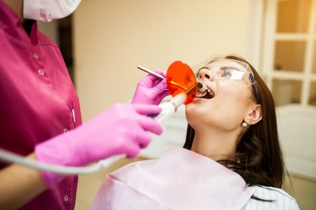 odontologia estética dentista e paciente em atendimento