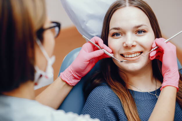 odontologia estética dentista verificando sorriso