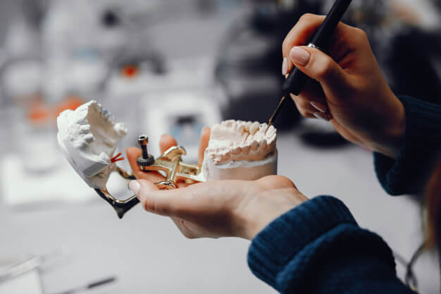 técnico em prótese dentária mãos