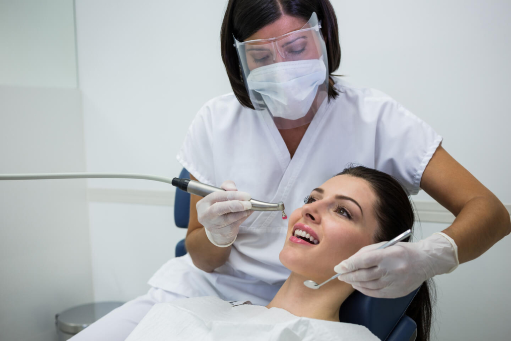 especialização em odontologia dentista e paciente em consultório
