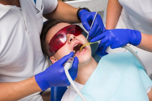 cirurgião dentista em atendimento