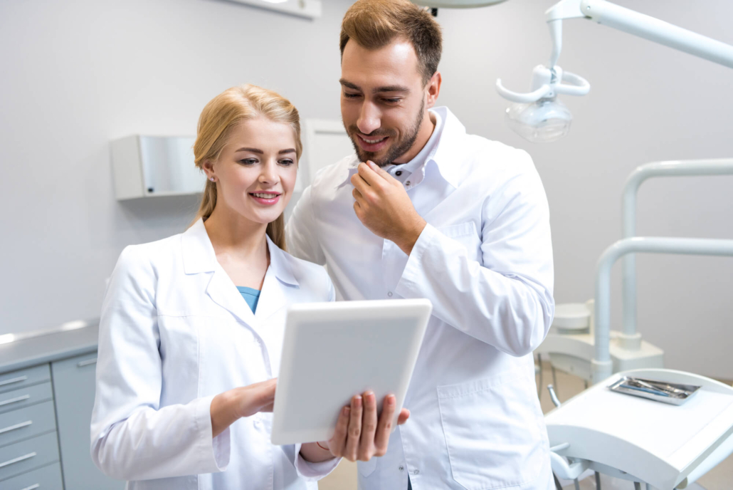 dentistas com tablet na mão teleodontologia