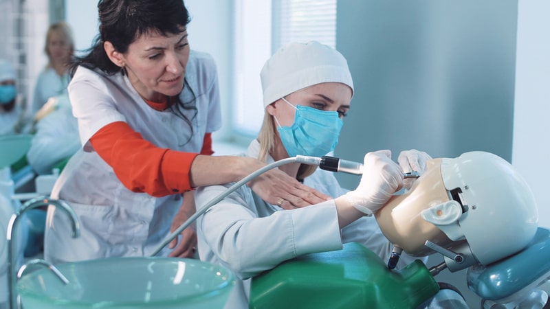 clinica escola dentista e paciente