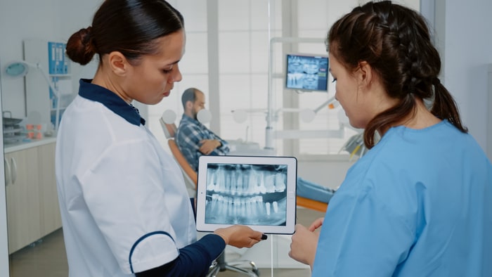 radiografia periapical dentista e paciente