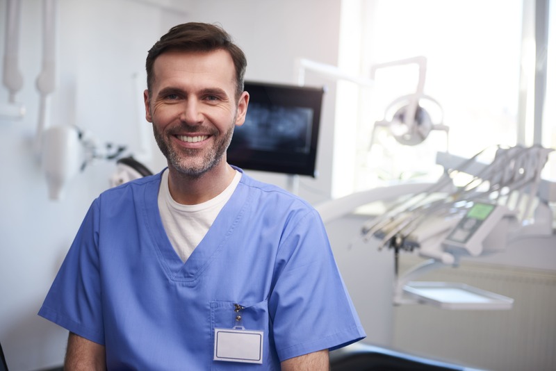odontologia hospitalar dentista sorrindo