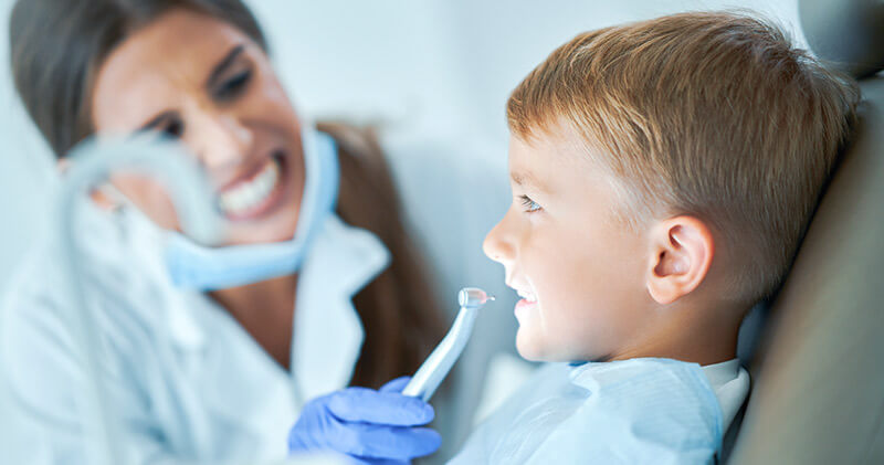 mulheres na odontologia consulta infantil