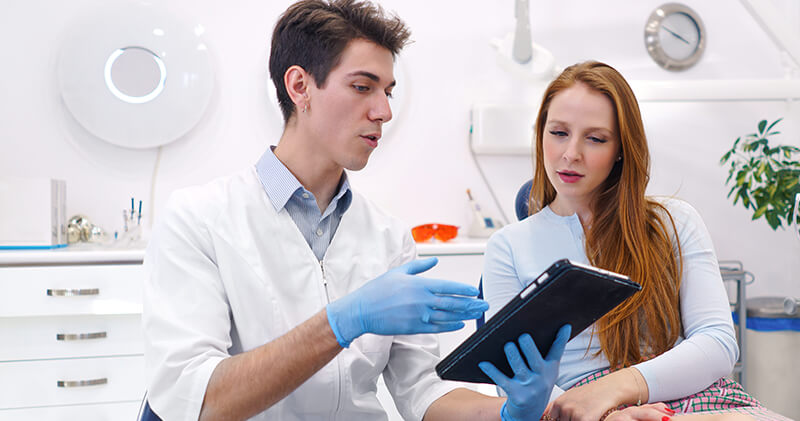 prontuario odontologico dentista explicando procedimento